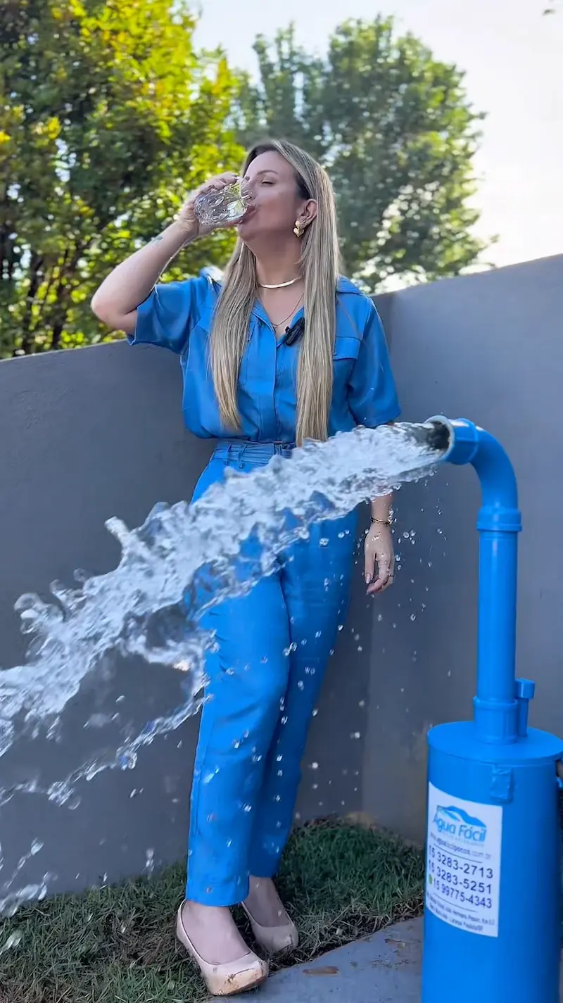 Mulher bebendo água pura